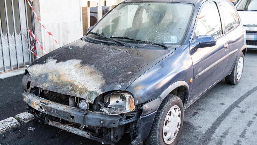 Carbonizzate due auto in città e a Roselle: stesso proprietario, indagini in corso