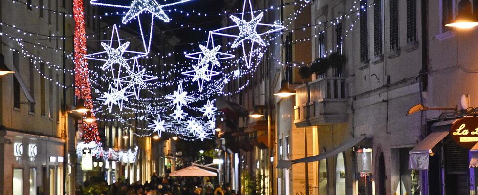 Natale “al buio” senza luminarie: «Poca collaborazione dei negozi»