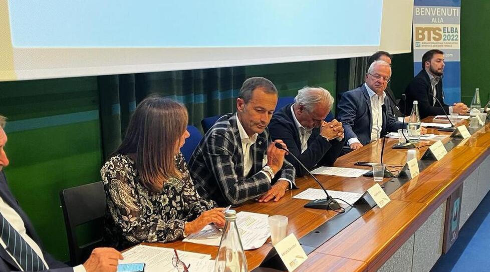Dalla Bts appello per l’aeroporto di La Pila: «Occorre potenziarlo, il futuro è l’aereo»