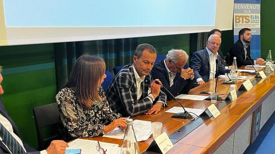 Dalla Bts appello per l’aeroporto di La Pila: «Occorre potenziarlo, il futuro è l’aereo»