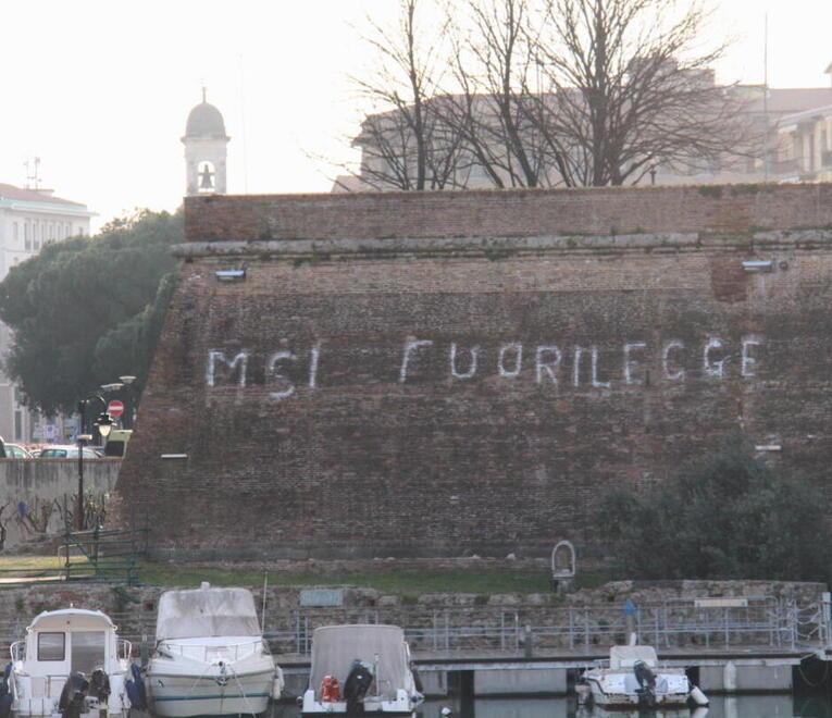 Amadio e la scritta “Msi fuorilegge”: «Invece di fare l’eroe Stefanini paghi la pulizia della Fortezza» 