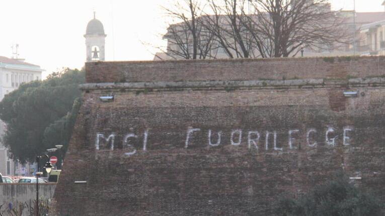 Amadio e la scritta “Msi fuorilegge”: «Invece di fare l’eroe Stefanini paghi la pulizia della Fortezza»