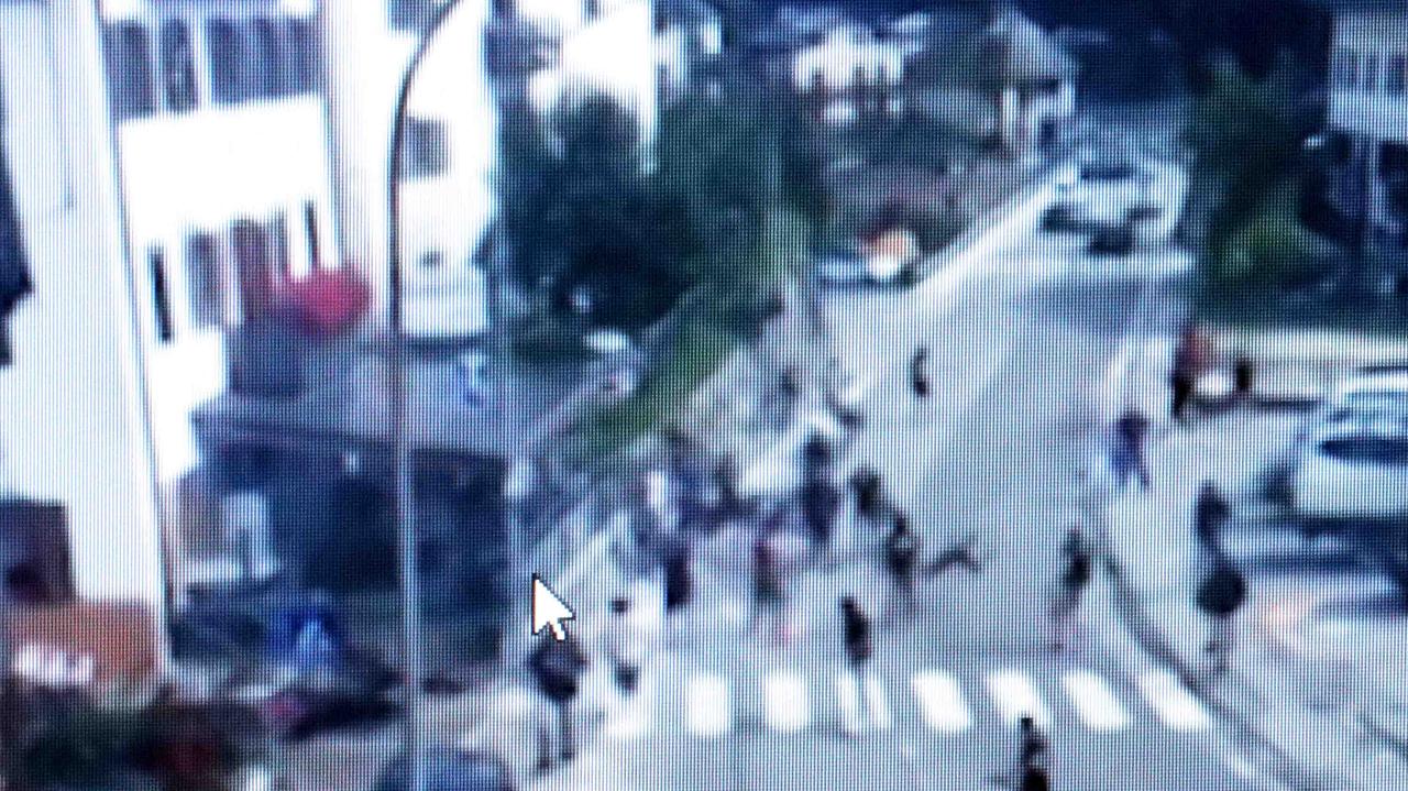 Un'immagine presa da una telecamera di sorveglianza della rissa di Auronzo tra ultras spallini e della Lazio