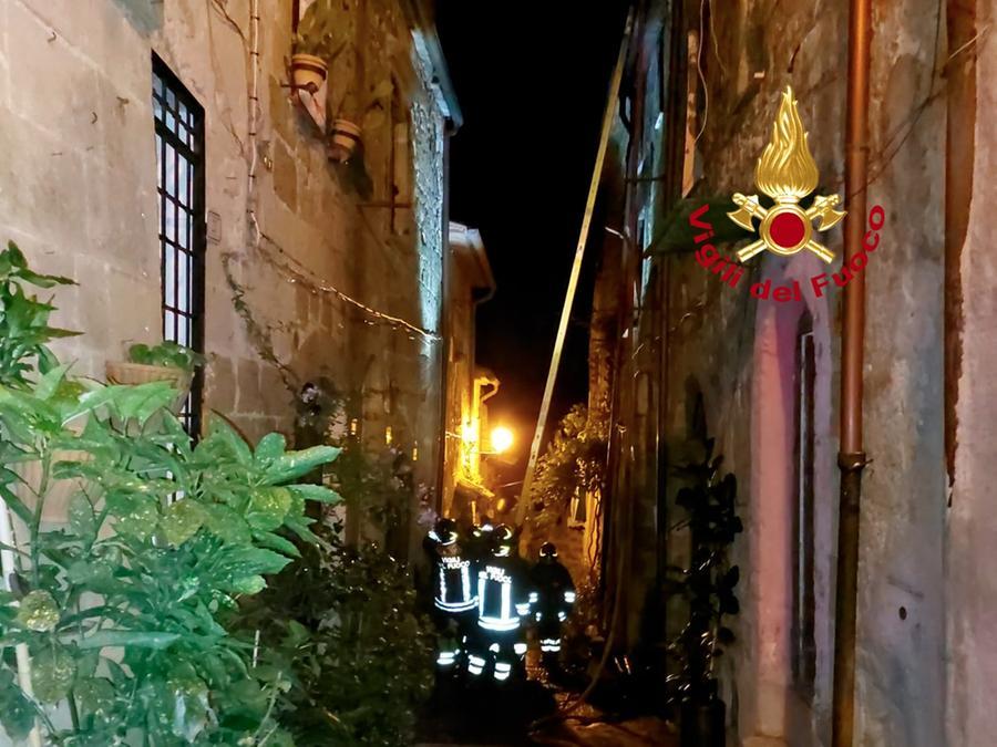 Brucia appartamento, tre vigili del fuoco feriti