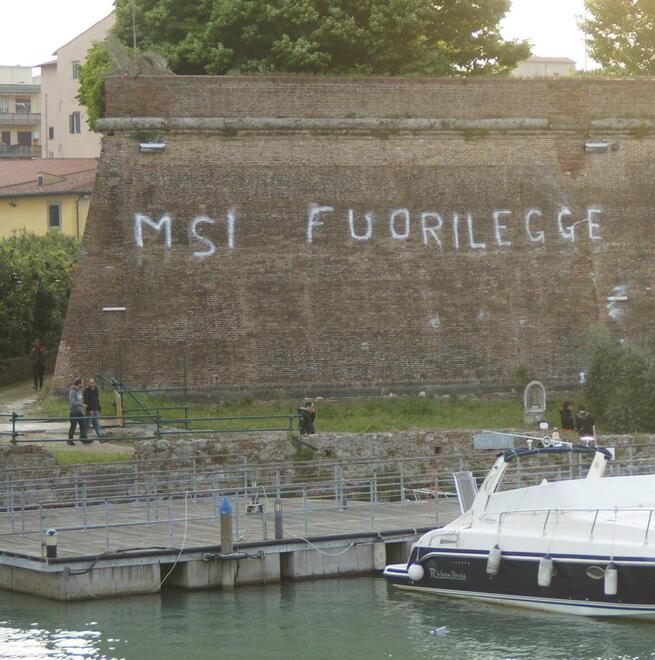 "Msi fuorilegge", la scritta divide anche la sinistra. Brilli e Bianchi: «Giusto toglierla» 