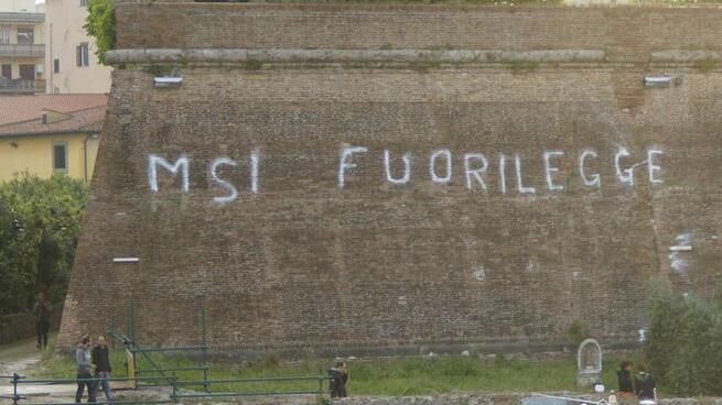 "Msi fuorilegge", la scritta divide anche la sinistra. Brilli e Bianchi: «Giusto toglierla»