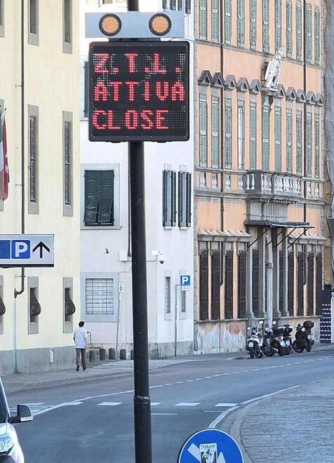 Pisa, accessi alla Ztl: il sindaco cancella le multe agli abbonati smemorati