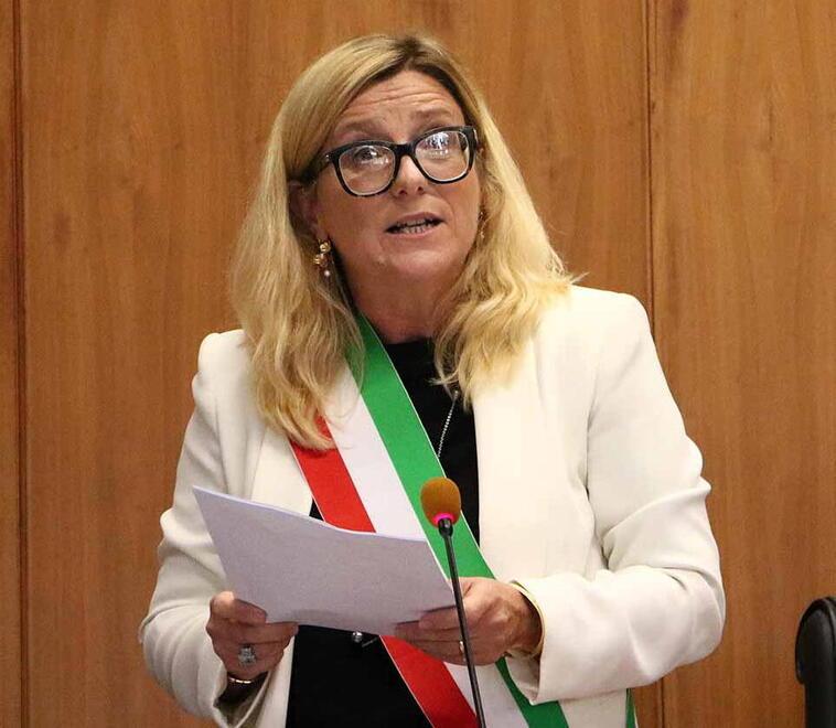Il post allusivo del politico massese e la risposta della sindaca di Carrara: «È contro di me ed è sessista»