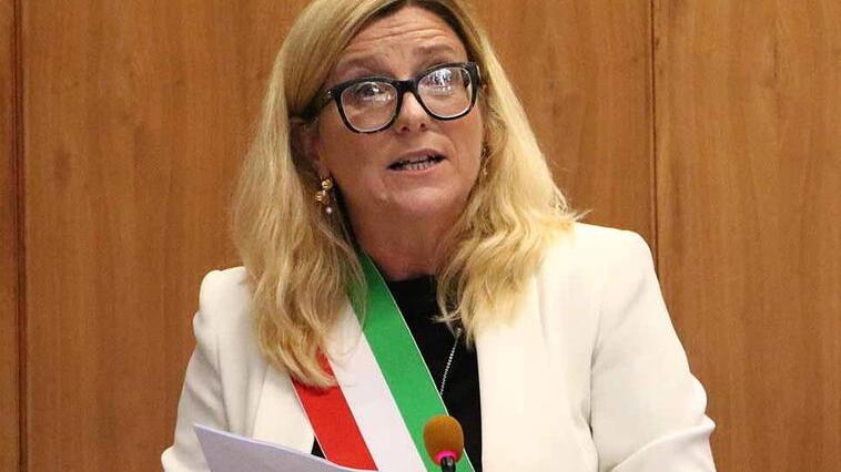 Il post allusivo del politico massese e la risposta della sindaca di Carrara: «È contro di me ed è sessista»