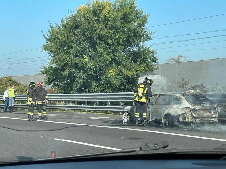 Auto in fiamme in A1, quattro chilometri di coda e traffico in tilt