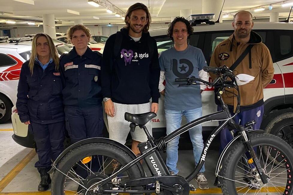 L'attaccante del Pisa insieme agli agenti della municipale