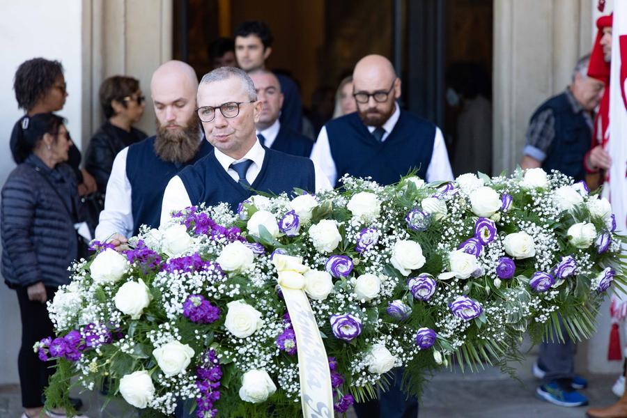 Rider morto, l’ultimo saluto a Sebastian: l’abbraccio degli amici