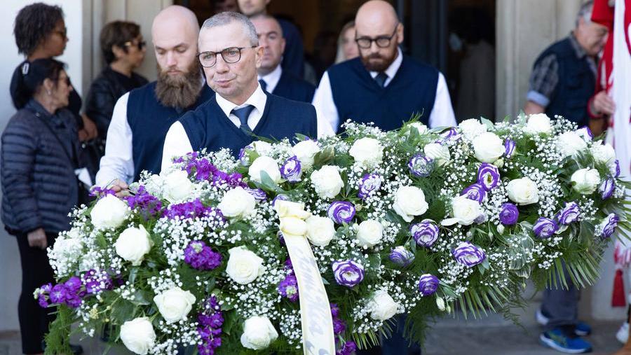 Rider morto, l’ultimo saluto a Sebastian: l’abbraccio degli amici