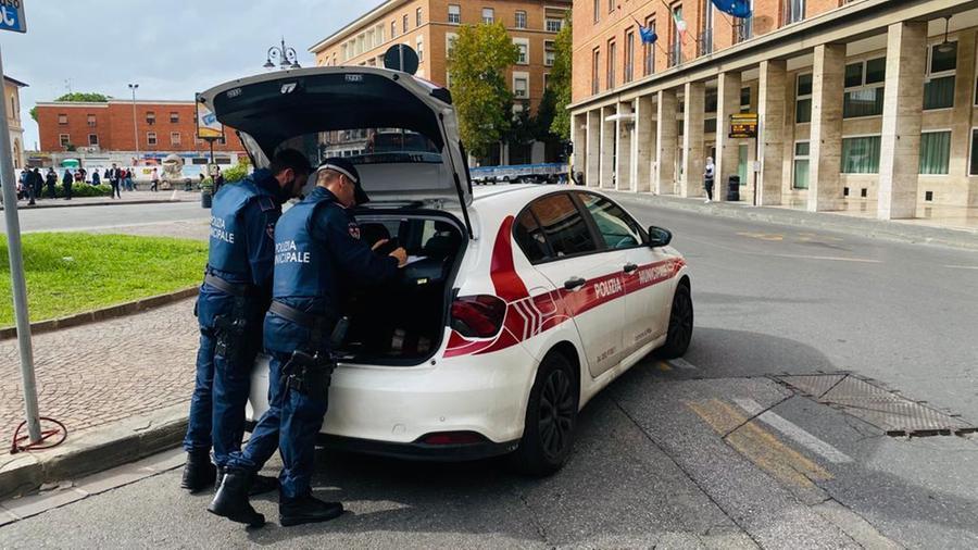 Pisa, uno sbadiglio e via il portafogli: così agivano le borseggiatrici arrestate sotto la Torre