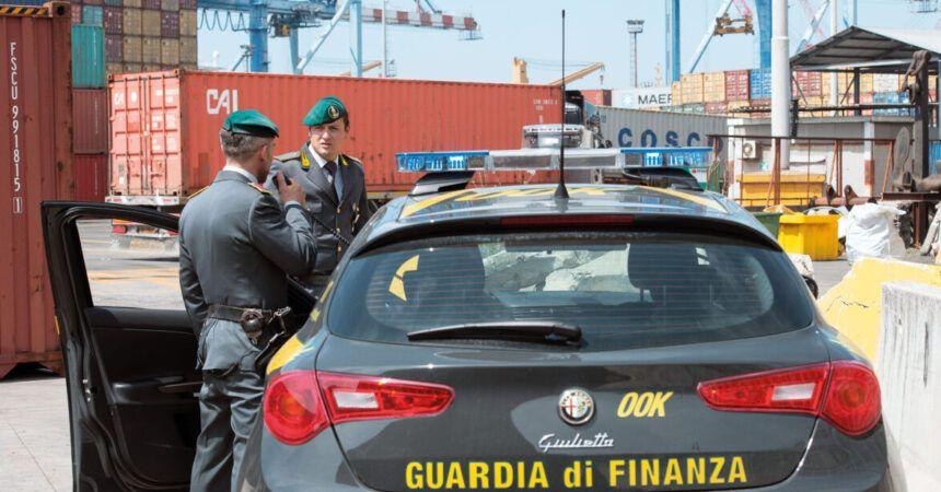 
	Due finanzieri in porto

