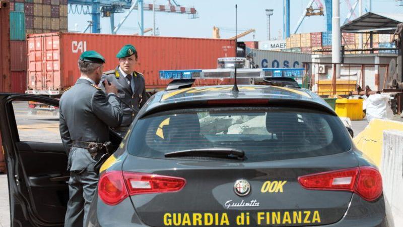 Due finanzieri in porto