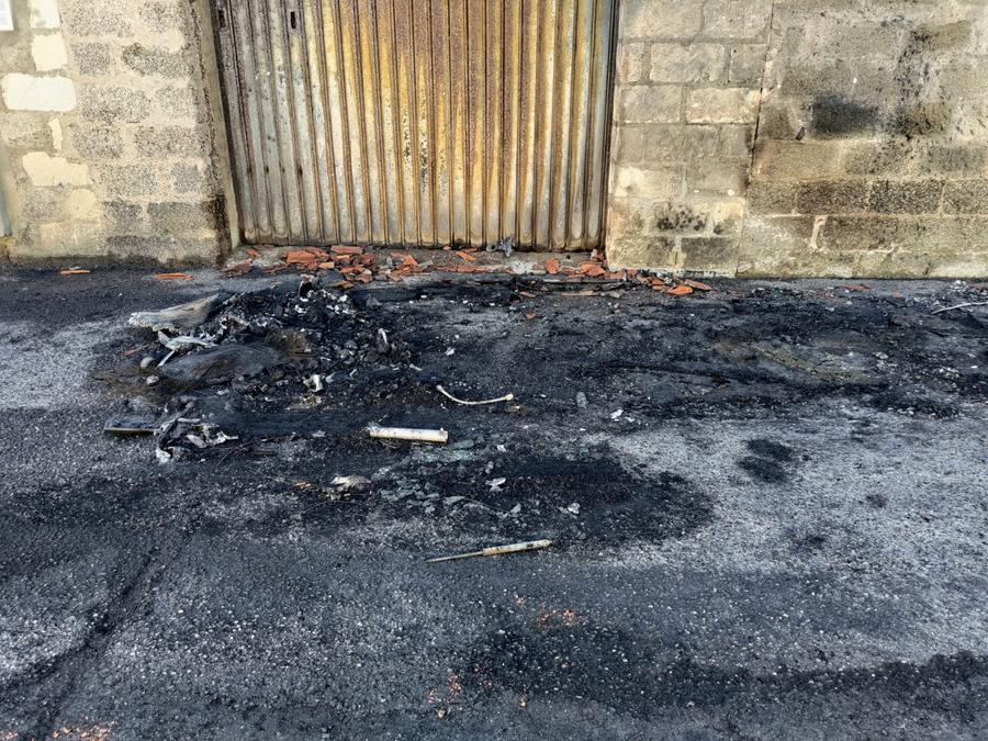 Fuoco e paura a Cabras: incendiata una 500