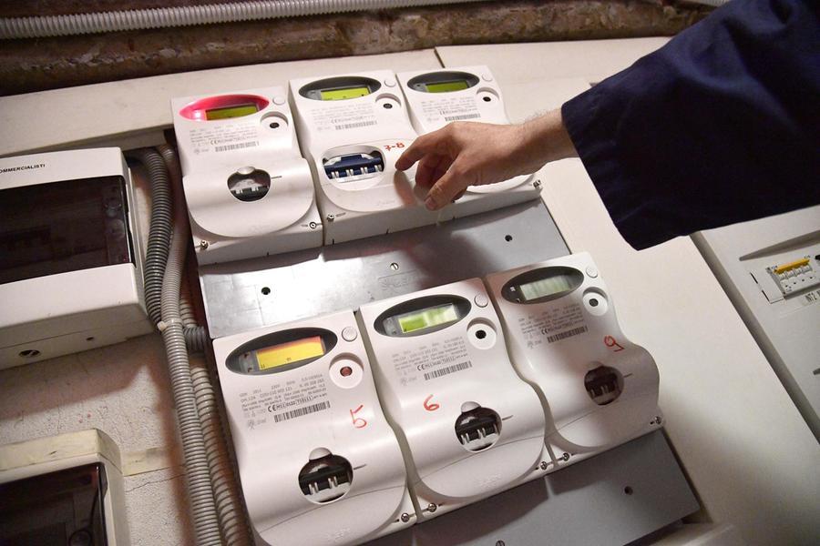 L’azienda dell’energia taglia la luce a casa di due anziani malati