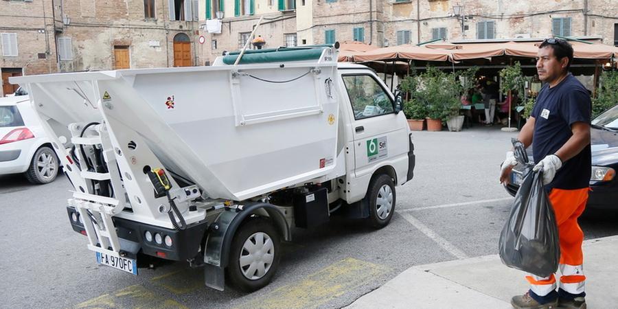 
	Un addetto di Sei Toscana&nbsp;

