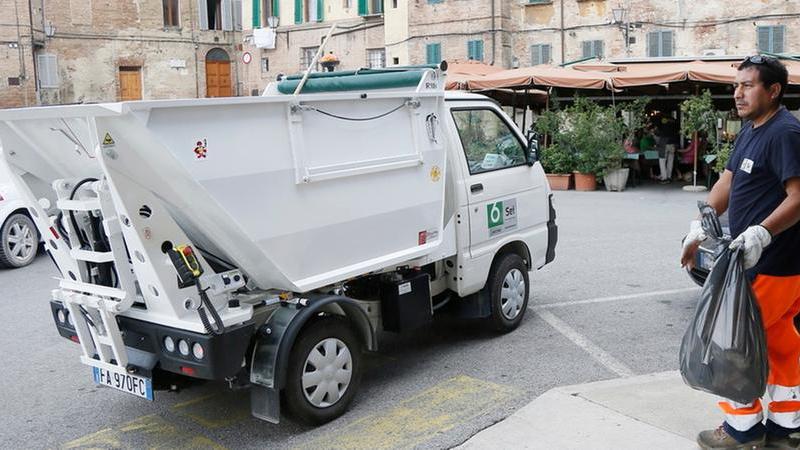 Un addetto di Sei Toscana 