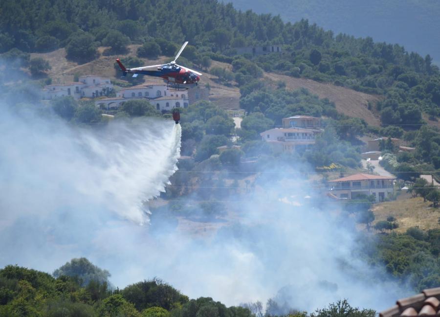 Incendi: 12 ettari in fumo a S.Basilio, in volo 3 elicotteri