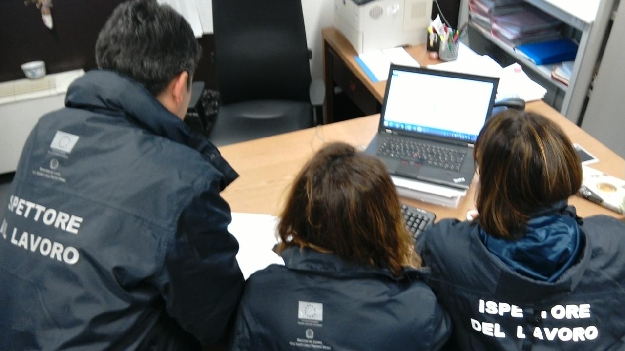 Paghe basse, meno ferie e pochi diritti: irregolari sei cooperative toscane su dieci