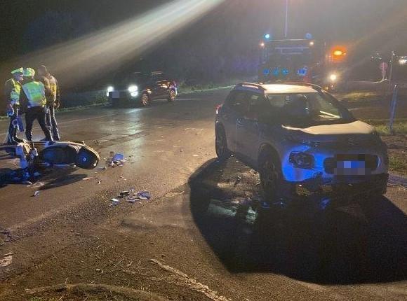 Frontale tra una macchina e uno scooter