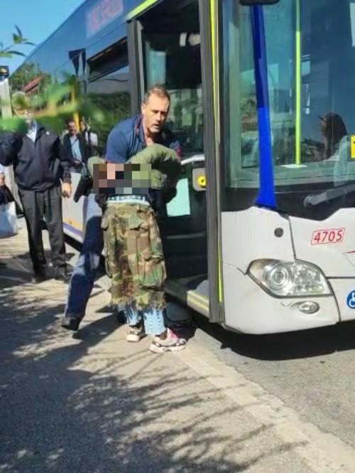 Paura sull’autobus: aggredite due ragazzine, una sfregiata con un coltello – Video
