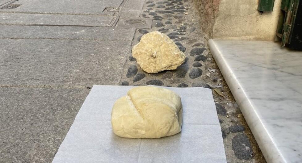 Sassari, cade un masso dal palazzo pericolante: pochi istanti prima era passata un’anziana