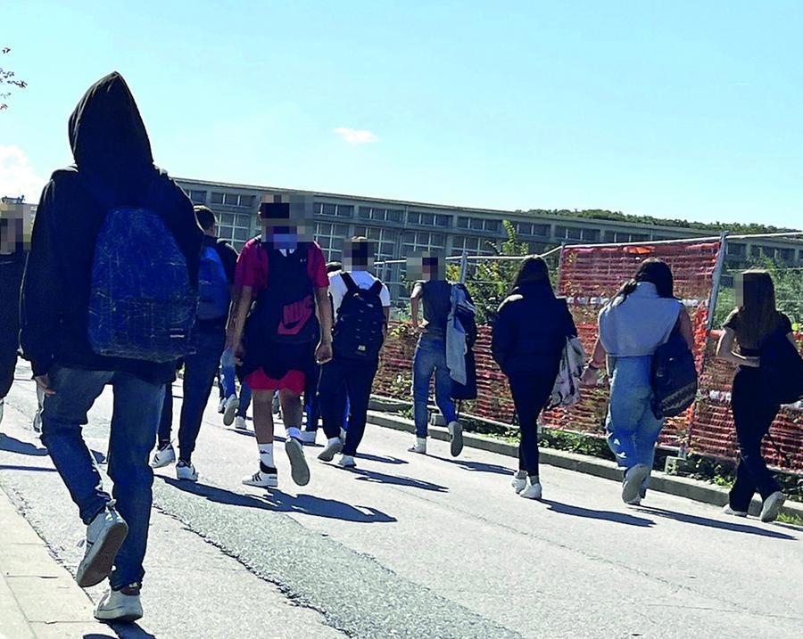 Pontedera, parlano gli studenti dopo le botte al villaggio scolastico: «Vogliamo le telecamere»