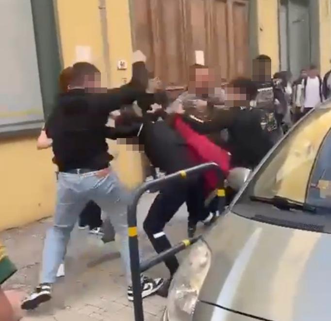 Ragazzo circondato e picchiato davanti a scuola, la violenza ripresa in un video