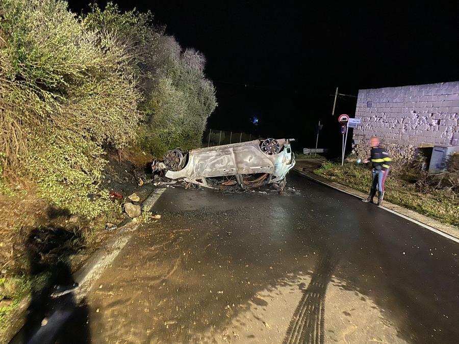 Sassari, dopo l’incidente abbandona l’auto in fiamme: automobilista rintracciato