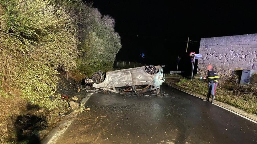 Sassari, dopo l’incidente abbandona l’auto in fiamme: automobilista rintracciato