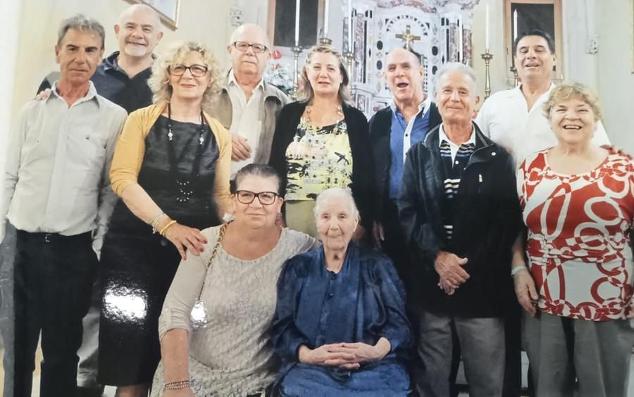 Festa a Sestu per i 107 anni di Annunziata Pischedda, mamma di 15 figli e nonna di 53 nipoti