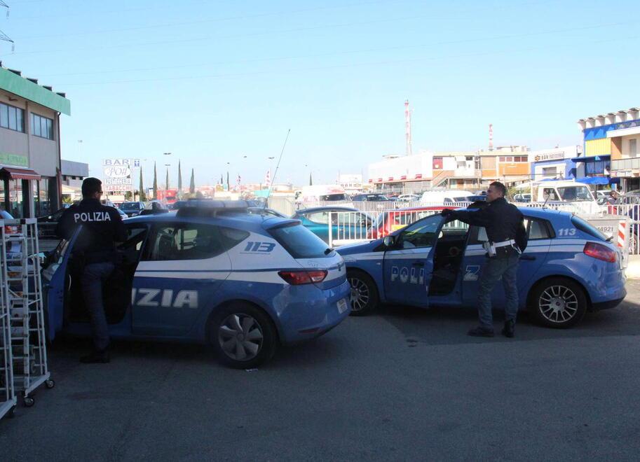 Due volanti della polizia (foto d'archivio)