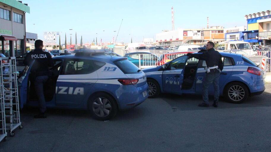Due volanti della polizia (foto d'archivio)