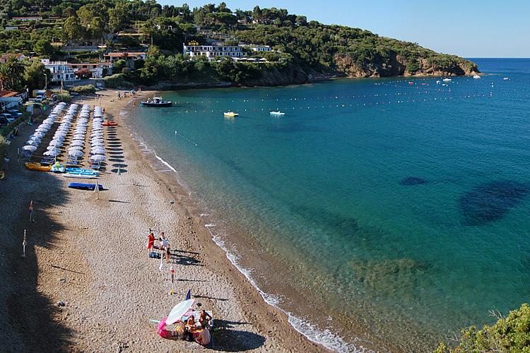 Malore fatale mentre fa il bagno, muore a 70 anni