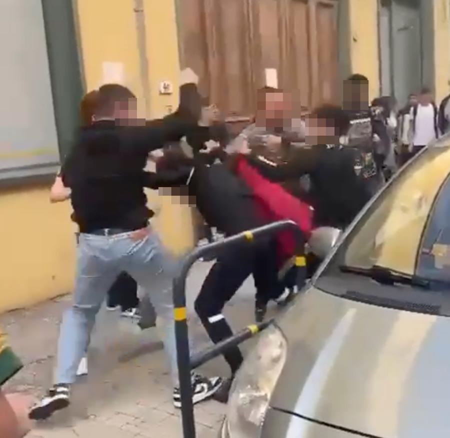 Giovane picchiato davanti a scuola a Pistoia, indagati due minorenni: sequestrati cellulari e vestiti