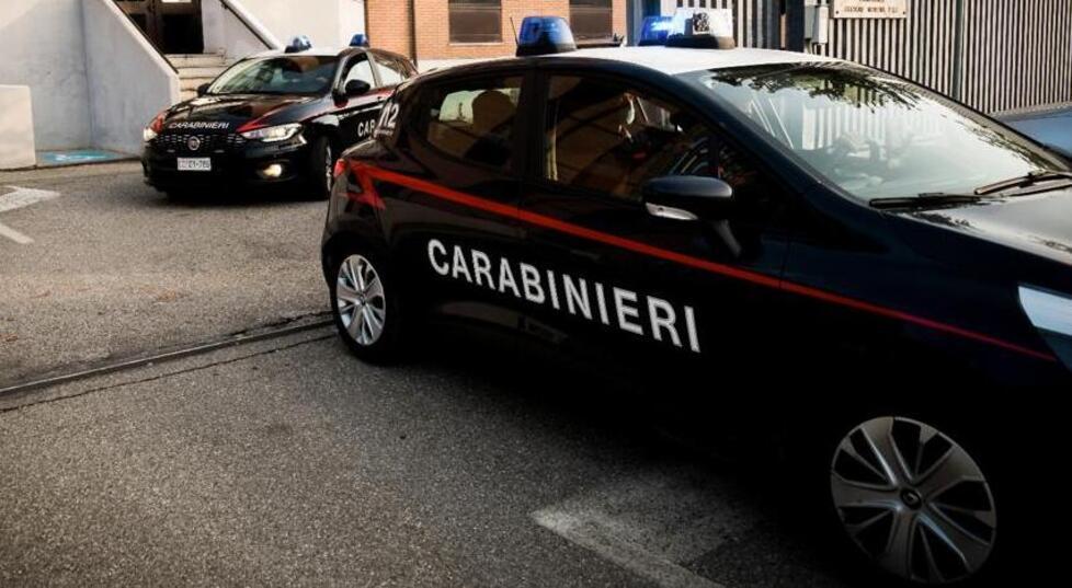Faceva prostituire la compagna e rubava i soldi ai clienti: arrestato