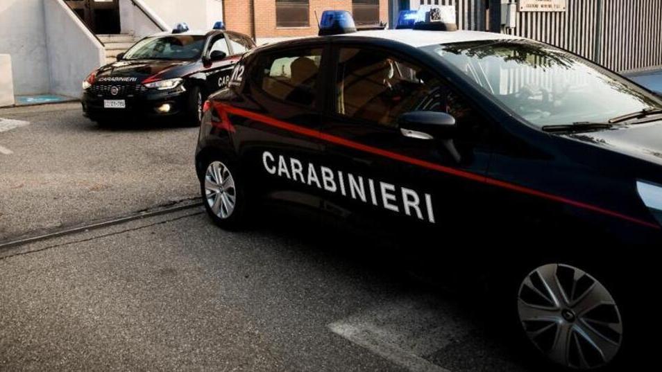 Faceva prostituire la compagna e rubava i soldi ai clienti: arrestato