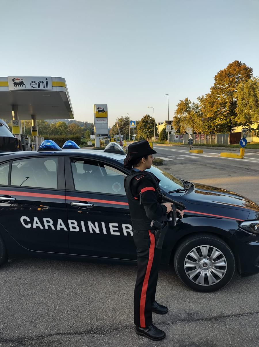 Svaligia casa e forza posto di blocco: preso dai carabinieri a Quattro Castella