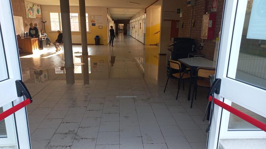 Reggio Emilia: l'istituto Galvani-Iodi allagato dai vandali, danni per almeno 10.000 euro