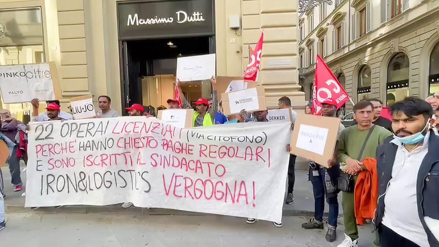 Lavoratori in piazza davanti alle griffe della moda contro i licenziamenti “al citofono”