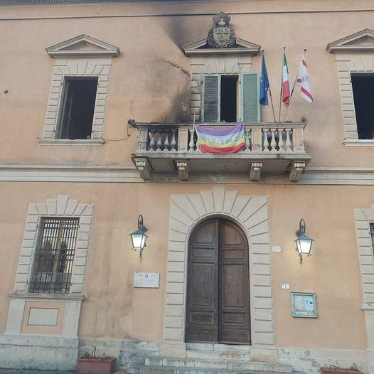 Calci, principio di incendio sul balcone del municipio