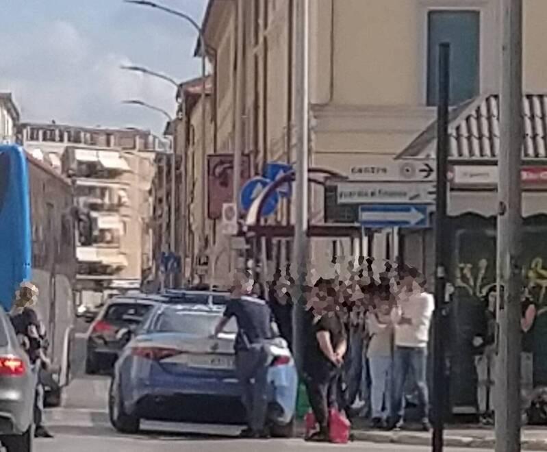 Grosseto, molesta una ragazza in piazza in pieno giorno 