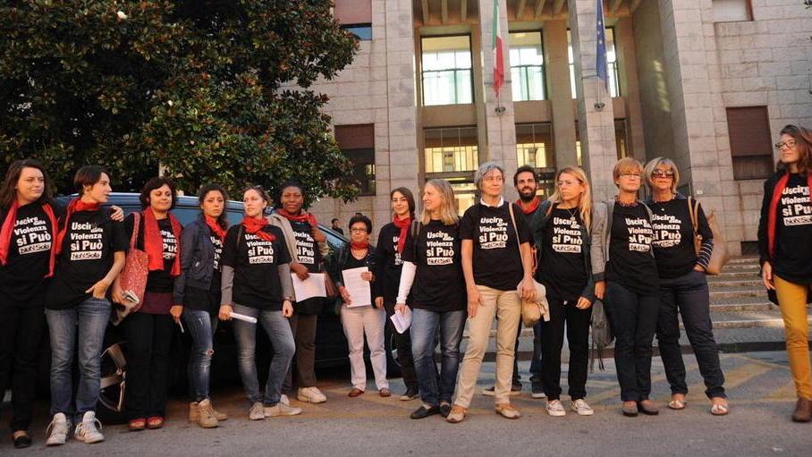 Un presidio davanti al Tribunale