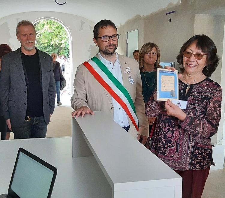 Castelnuovo. La moglie di Sepúlveda inaugura la biblioteca dedicata al marito 