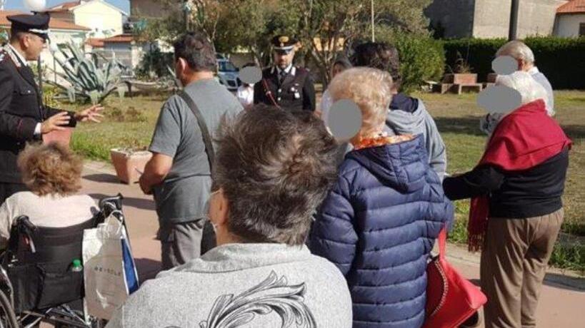 Truffe, la “lezione” dei carabinieri: «Non aprite la porta agli sconosciuti»