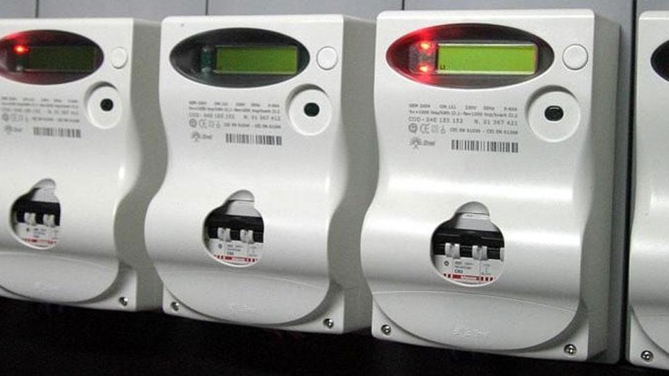 Bollette gas e luce, ecco quanto ci costeranno: offerte a confronto, le tabelle con gli esempi