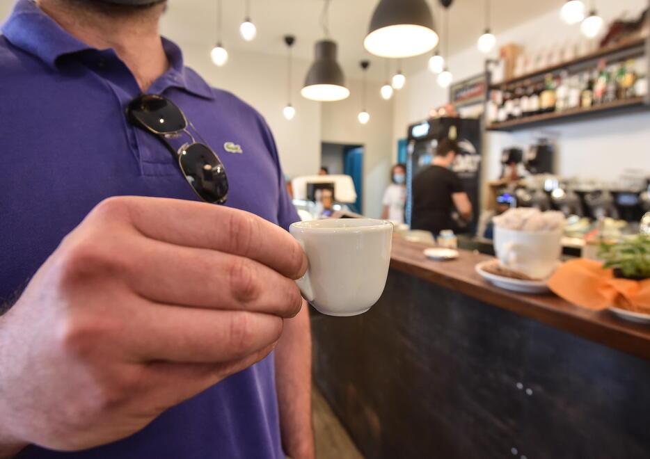 Lucca, un caffè sempre più amaro. E c'è chi alza a 1,40: «È l’unica maniera per sopravvivere»
